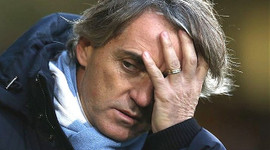 Mancini 2 kişinin biletini kesti!