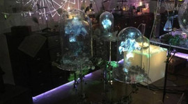 Sıradan camlar pet şişeyle ekrana dönüşüyor