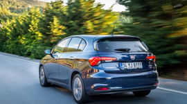 Vergi zammının kıyısındaki otomobiller