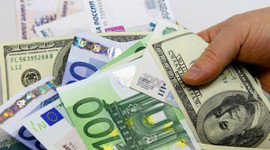 Dolar hafif çıkışta, Euro rekor kırdı