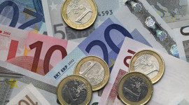 Euro'dan yeni zirve, dolar rekor düzeye yaklaştı