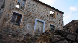 Tarihi taş evler 5 liradan satılıyor