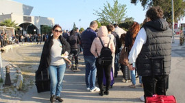 Midilli Adası'na gitmek isteyen tatilciler uzun kuyruklar oluşturdu