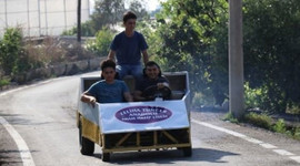 Motosiklet motorundan araba yaptılar