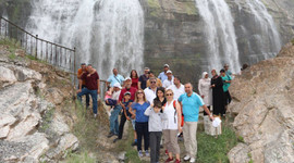 Tortum Şelalesi yerli turistle doldu taştı