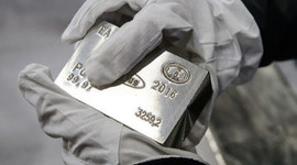 Altını tahtından etti!