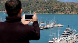 Gören telefonuna sarıldı!