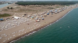 Denize sıfır ücretsiz tatil yapıyorlar