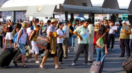 Türk turistler Yunanın yüzünü güldürdü