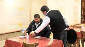 Aylar sonra kafe ve restoranlar ilk müşterilerini aldı