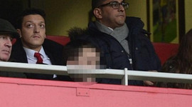 Mesut Özil dedektiflerle birlikte maç izlemiş