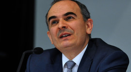 "Sütten ağzı yanan yoğurdu üfleyerek yer"