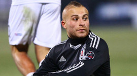 Gökhan Töre’nin eli kulağında