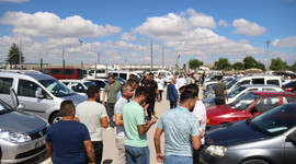 İkinci el oto pazarında bayram hareketliliği