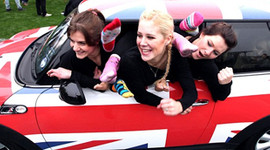 28 kız bir Mini'ye nasıl sığar!