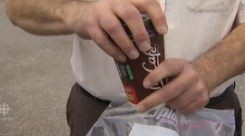 Fast food devinde skandal! Fare çıktı...