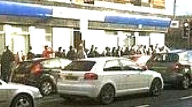 2 katı veren ATM'nin önünde izdiham!