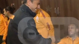 Bir tek o ayağa kalmadı!