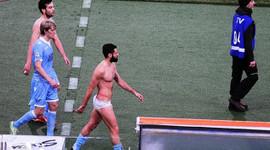 Lazio'lu futbolcular sahayı külotla terk etti