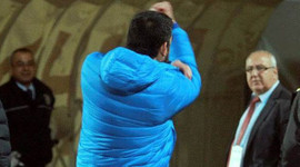 Ümit Özat'tan taraftara el hareketi