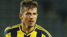 Maç devam ederken Emre kulübede...