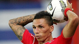 Aranan sol bek komşuda bulundu!