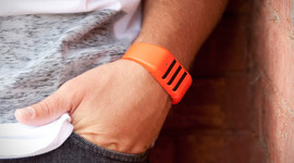 Bu bilekliği takanla dikkatli konuşun!