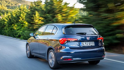 Vergi zammının kıyısındaki otomobiller