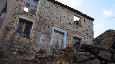 Tarihi taş evler 5 liradan satılıyor