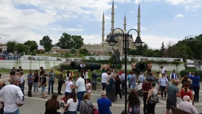 Otellerde yer kalmadı, evlerde misafir edilecekler