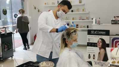 Kadıköy'de kuaför, berber ve güzellik salonları kepenklerini açtı