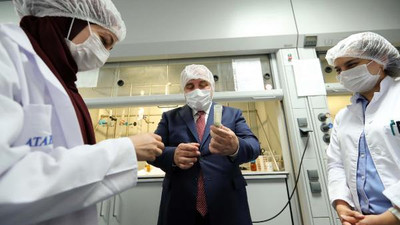 Bakan Varank Kovid-19 tedavisinde kullanılan ilacı üreten fabrikayı ziyaret etti