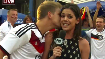 Canlı yayında olay: Kadın spikerin zor anları