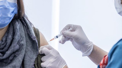 Yaklaşık 300 bin turizm çalışanına Covid-19 aşısı uygulandı