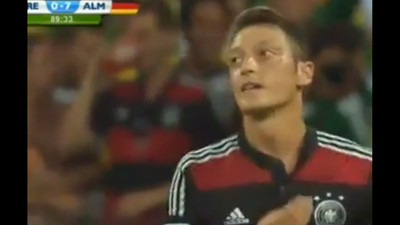 Mesut Özil yine yakalandı! Türkçe küfür...