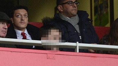 Mesut Özil dedektiflerle birlikte maç izlemiş