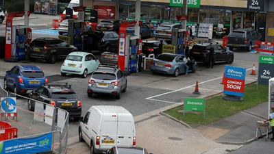 İngiltere'de yakıt krizi giderek büyüyor