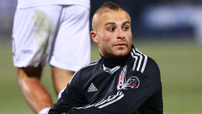 Gökhan Töre’nin eli kulağında