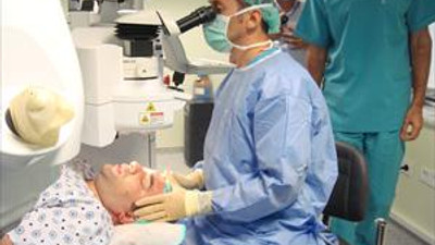 Birincigöz Hastanesi'nden lazerle kornea nakli