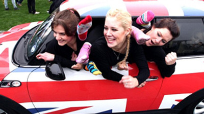 28 kız bir Mini'ye nasıl sığar!