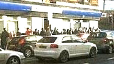 2 katı veren ATM'nin önünde izdiham!