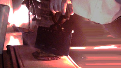 Teflon ütüyle biftek pişiren Türkler!