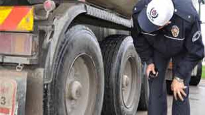 Polis kış lastiği avında!