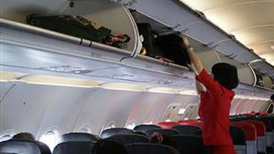 Başbakan'ın kızı hostesin başını yedi