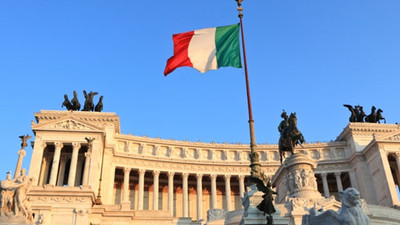 S&P İtalya'nın notunu indirdi