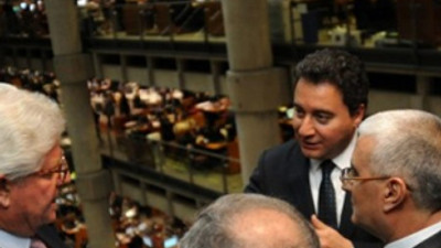 Babacan vitrine çıktı!