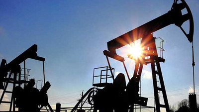 Petrol bir ülkeyi daha batırmaya başladı