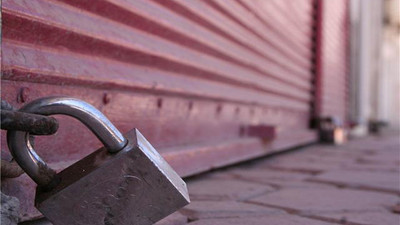 Laleli eski günlerini mumla arıyor