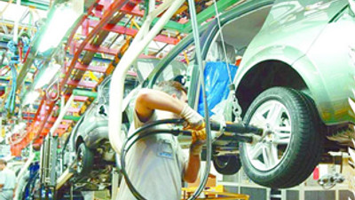 Yerli otomotiv ithal oranına fark attı