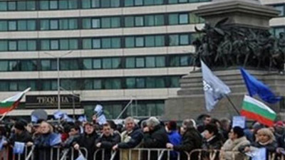 Ekonomik kriz hükümetleri deviriyor